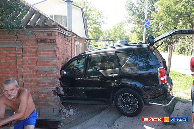 ДТП в Ейске. Автомобиль врезался в жилой дом