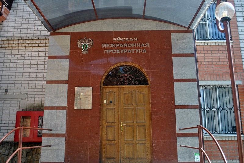 Ейского полицейского обвинили в том, что он не пресек избиение женщины