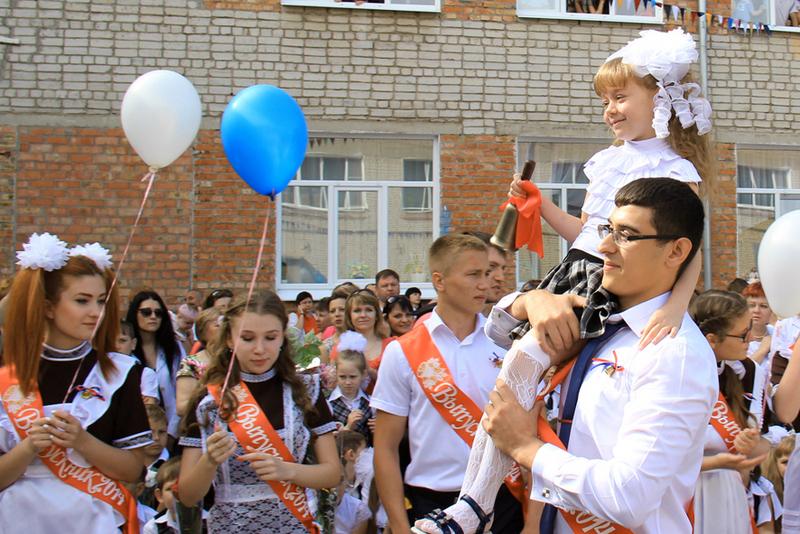 Для ейских выпускников в последний раз прозвучали школьные звонки
