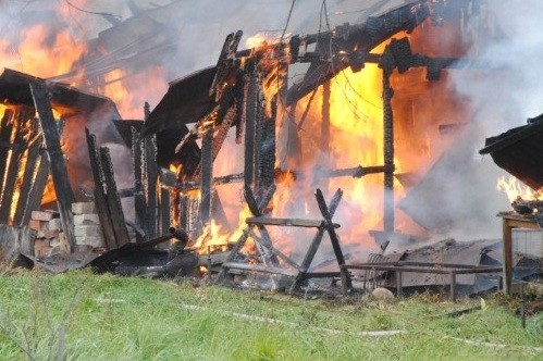 Поджигатель хозпостройки в ст. Камышеватская не установлен