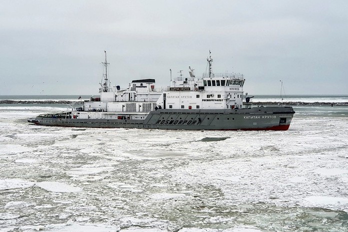 Ледокол "Капитан Крутов" принял участие в спасении больного моряка