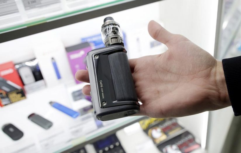 В Госдуме был принят закон, предусматривающий введение штрафов за продажу несовершеннолетним табачных изделий и электронных сигарет