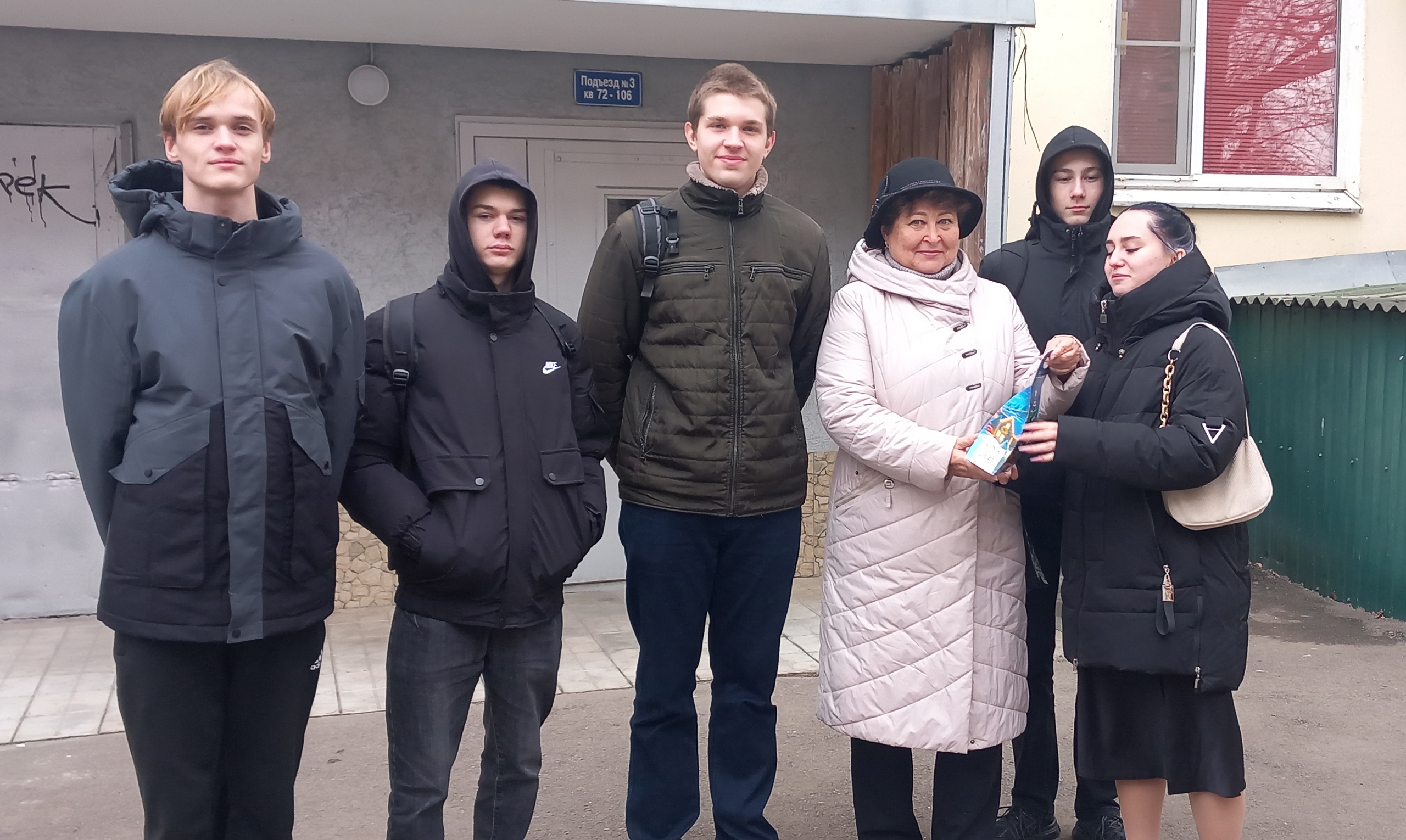 Студенты ЕПК поздравили ветеранов педагогического труда