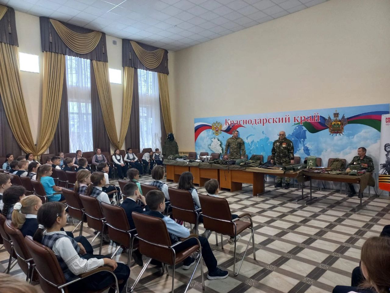 В школах города проходит мобильная выставка «СВО и на фронте и в тылу!»