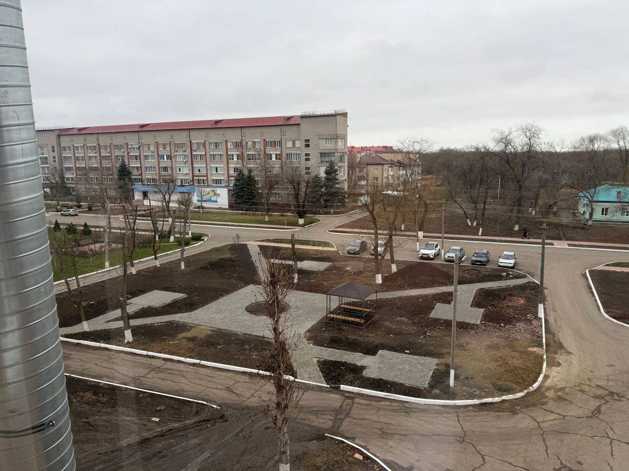Перед хирургическим корпусом районной больницы появится ещё одно место для отдыха пациентов и их близких