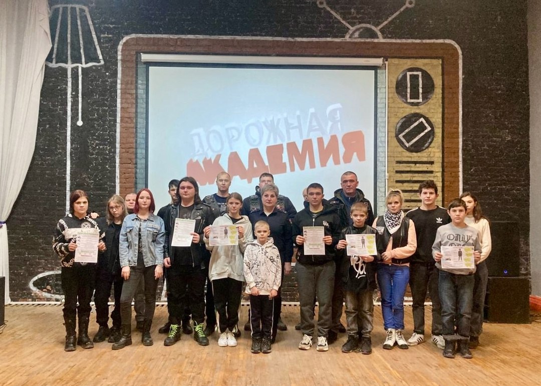 Представители мотоклуба BLACK HAMMERS MC EYSK провели урок по правилам дорожного движения