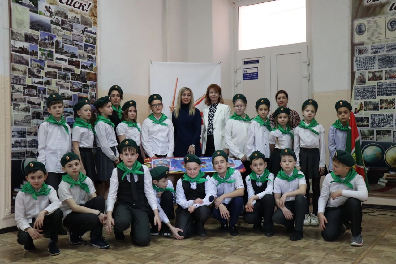 Сегодня в школе №2 г. Ейска состоялась торжественная линейка, посвященная Дню защитника Отечества