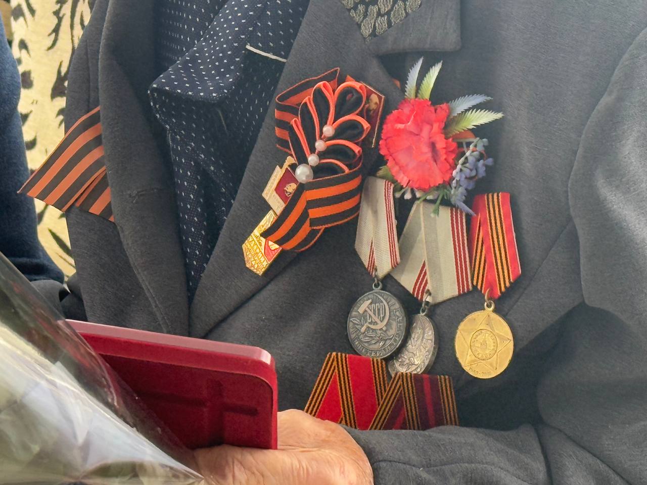 В честь 80-летия Победы ветеранам войны вручают почётные награды