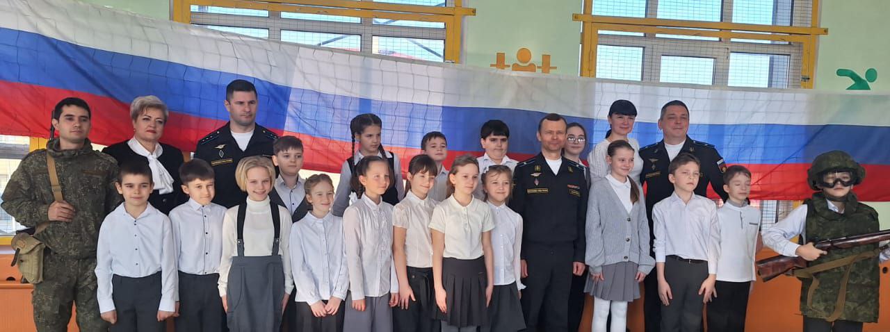 В школе станицы Должанской прошла выставка военной техники и экипировки