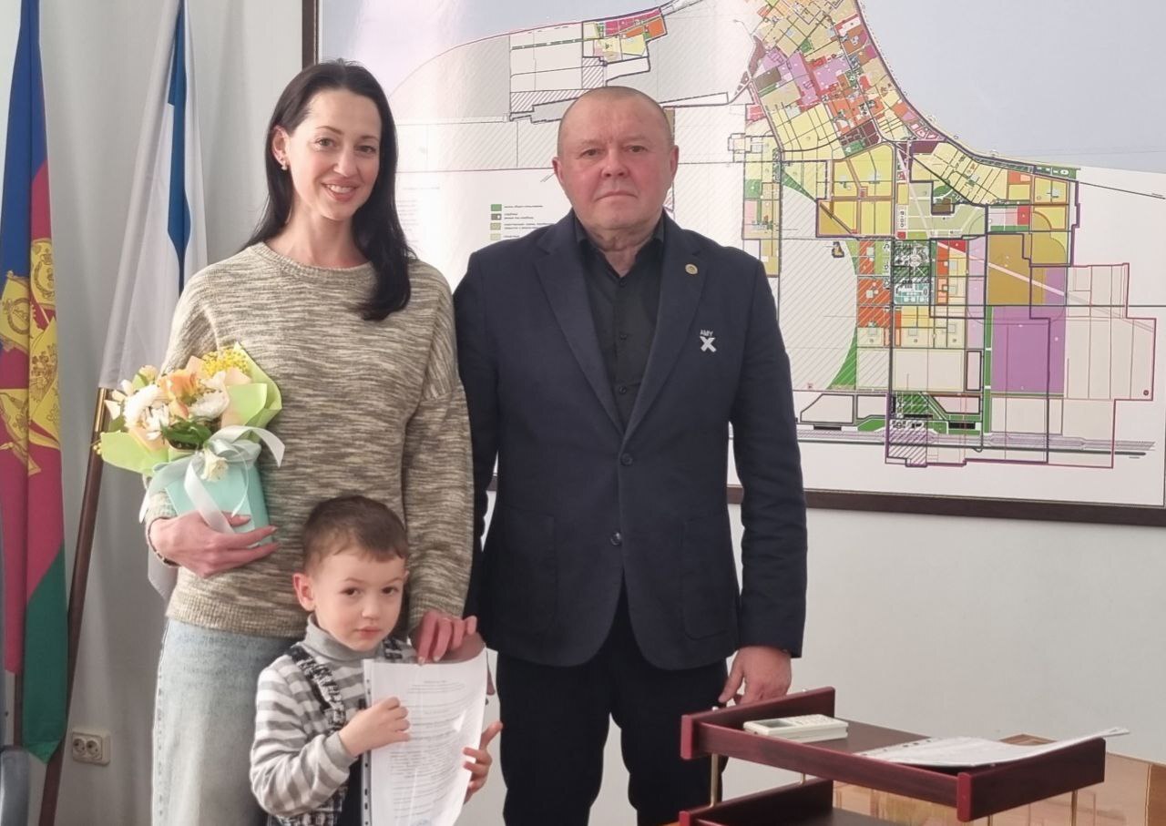В Ейске четыре молодые семьи получили сертификаты на социальные выплаты для покупки жилья