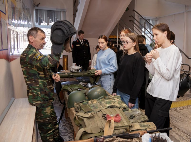 В Ейском полипрофильном колледже прошла выставка военной техники и снаряжения
