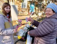 В преддверии 8 Марта активисты "Движения Первых" поздравили женщин станицы Копанской с наступающим праздником