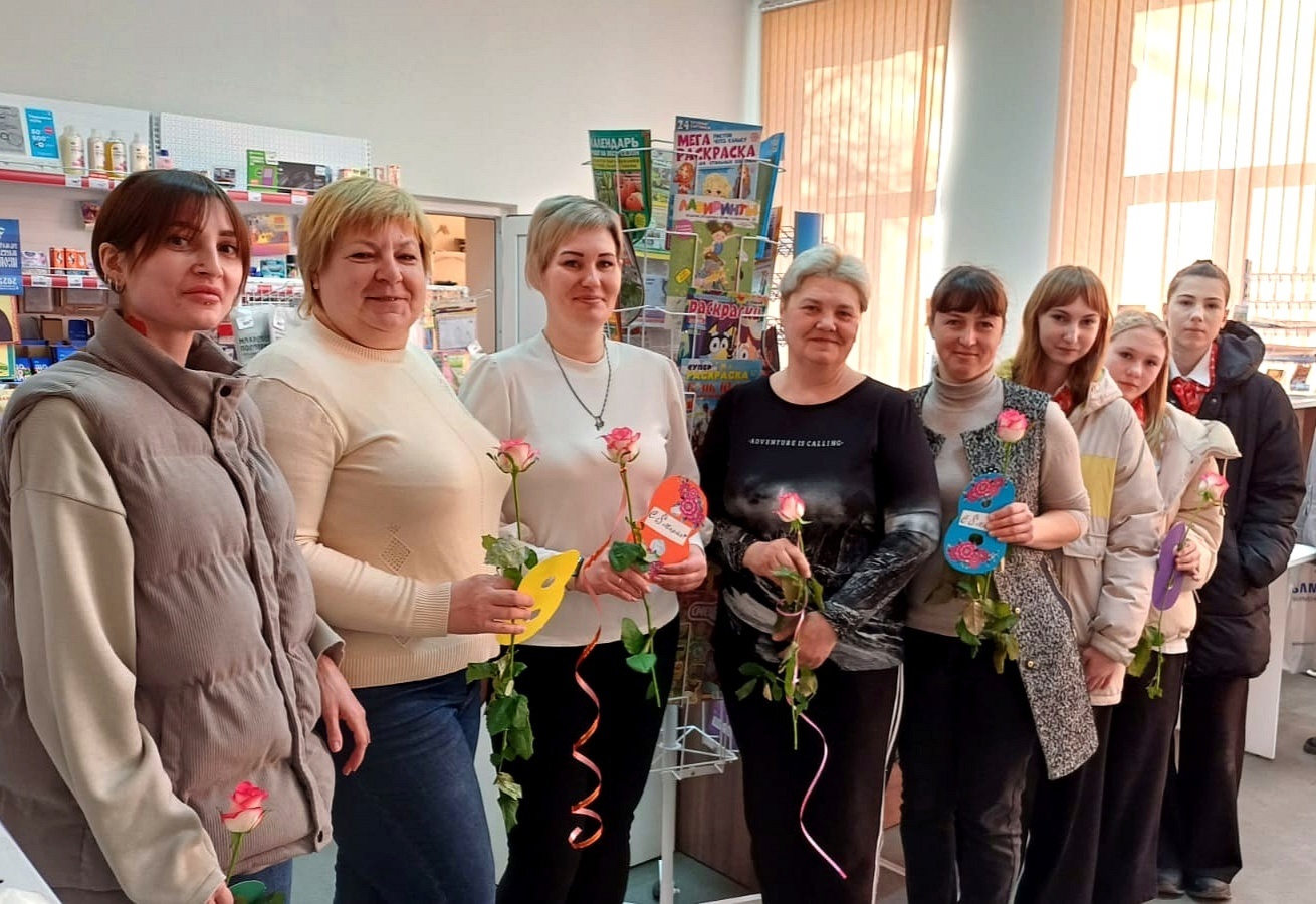В преддверии 8 Марта активисты "Движения Первых" поздравили женщин станицы Копанской с наступающим праздником