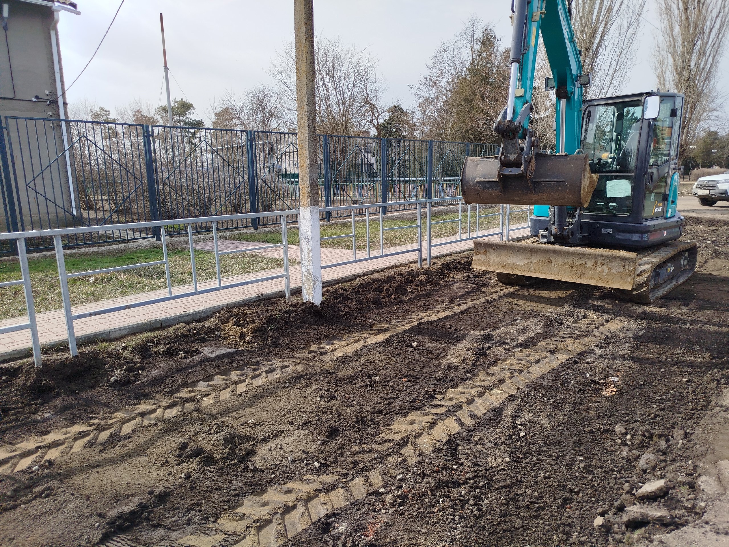 В поселке Степном стартовали работы по созданию парковочного пространства возле детского сада