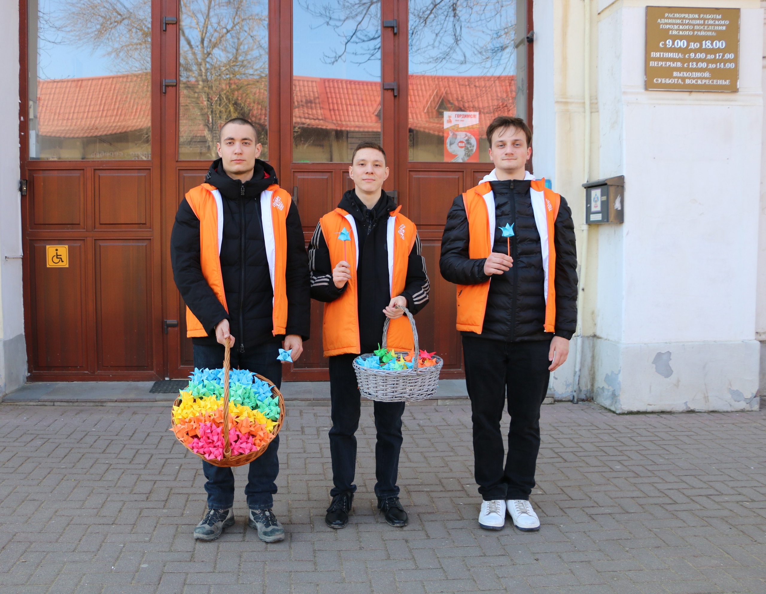 Волонтеры из Молодежного сообщества Ейского района поздравили всех представительниц прекрасного пола с 8 Марта