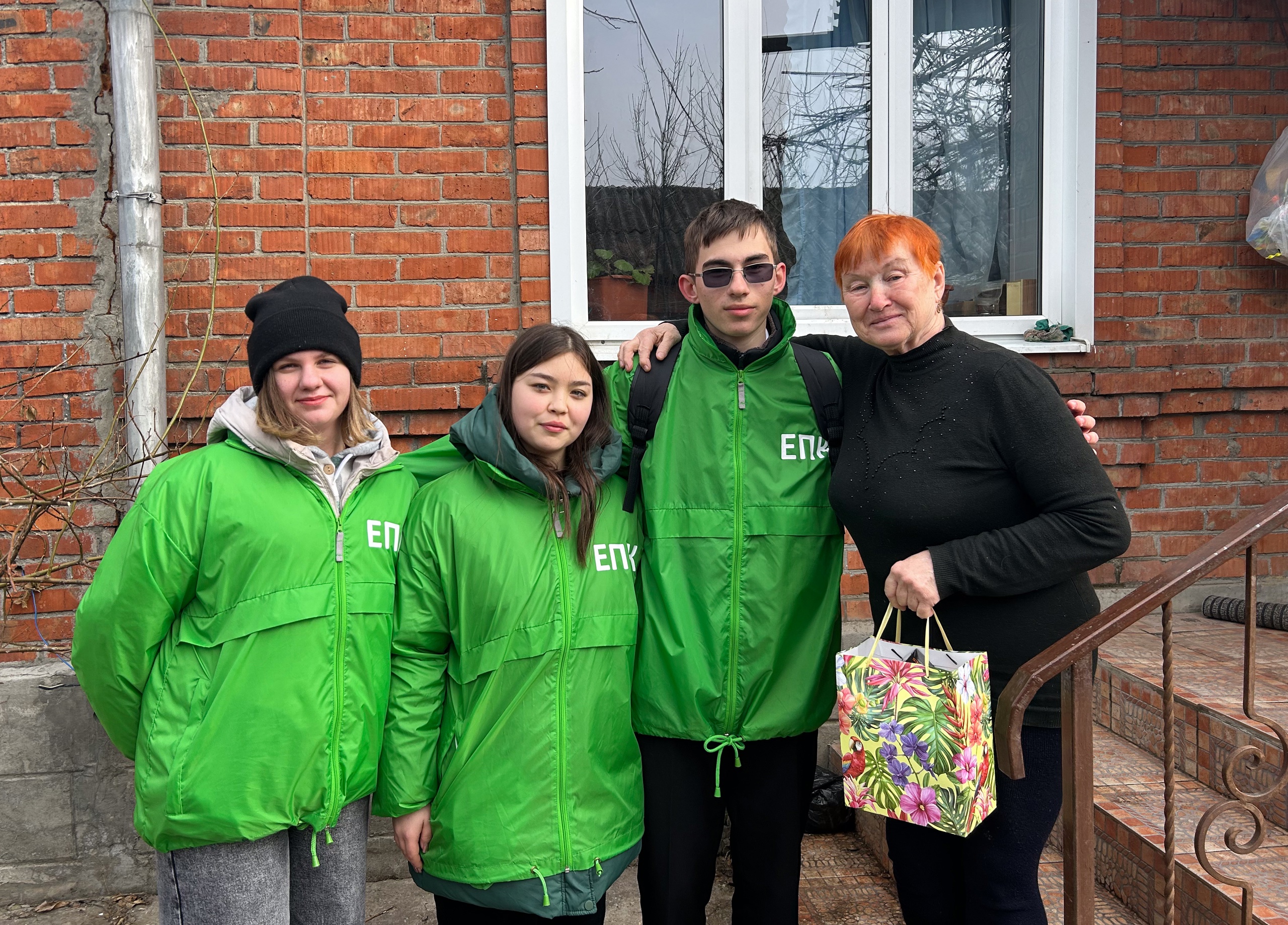 Студенты ЕПК поздравили с 8 марта преподавателей, ушедших на заслуженный отдых