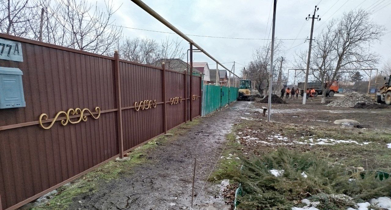 В пос. Александровка начались работы по обустройству тротуара на улице Советской