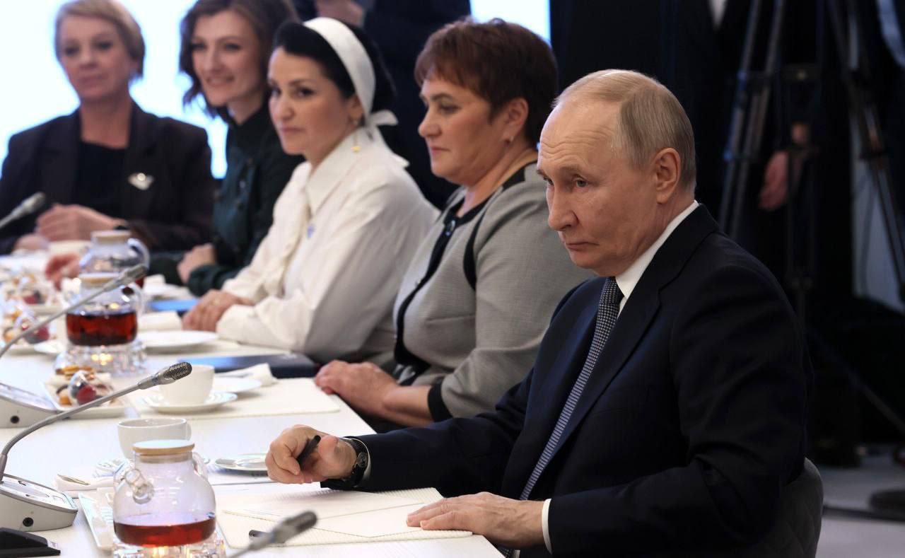 Владимир Путин встретился с женщинами-сотрудницами и социальными координаторами фонда «Защитники Отечества»