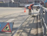 Сотрудники ООО "Экотранс" убирают придорожные зоны Ейска