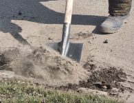Сотрудники ООО "Экотранс" убирают придорожные зоны Ейска