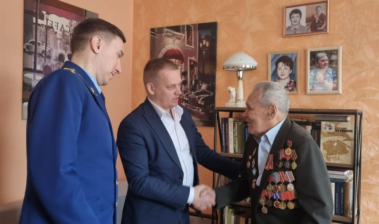 Глава района Роман Бублик поздравил ветерана Великой Отечественной войны Василия Федоровича Светличного с 98-летием!