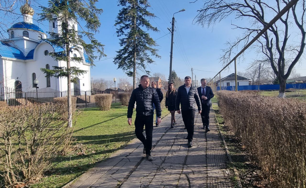 Жители посёлка Октябрьского просят установить в центре павильон автобусной остановки