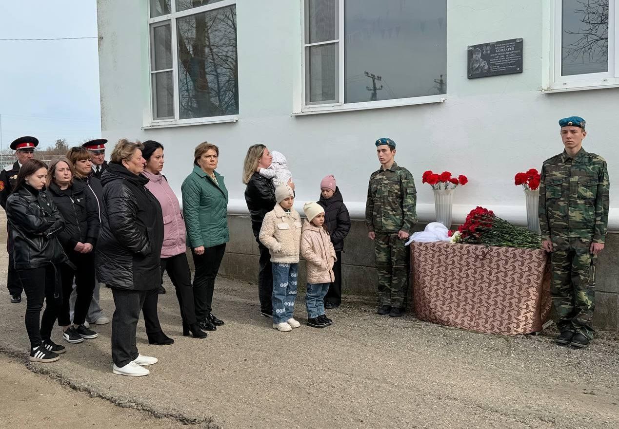 В школе №6 станицы Камышеватской открыли мемориальную доску в честь воина, погибшего в ходе СВО