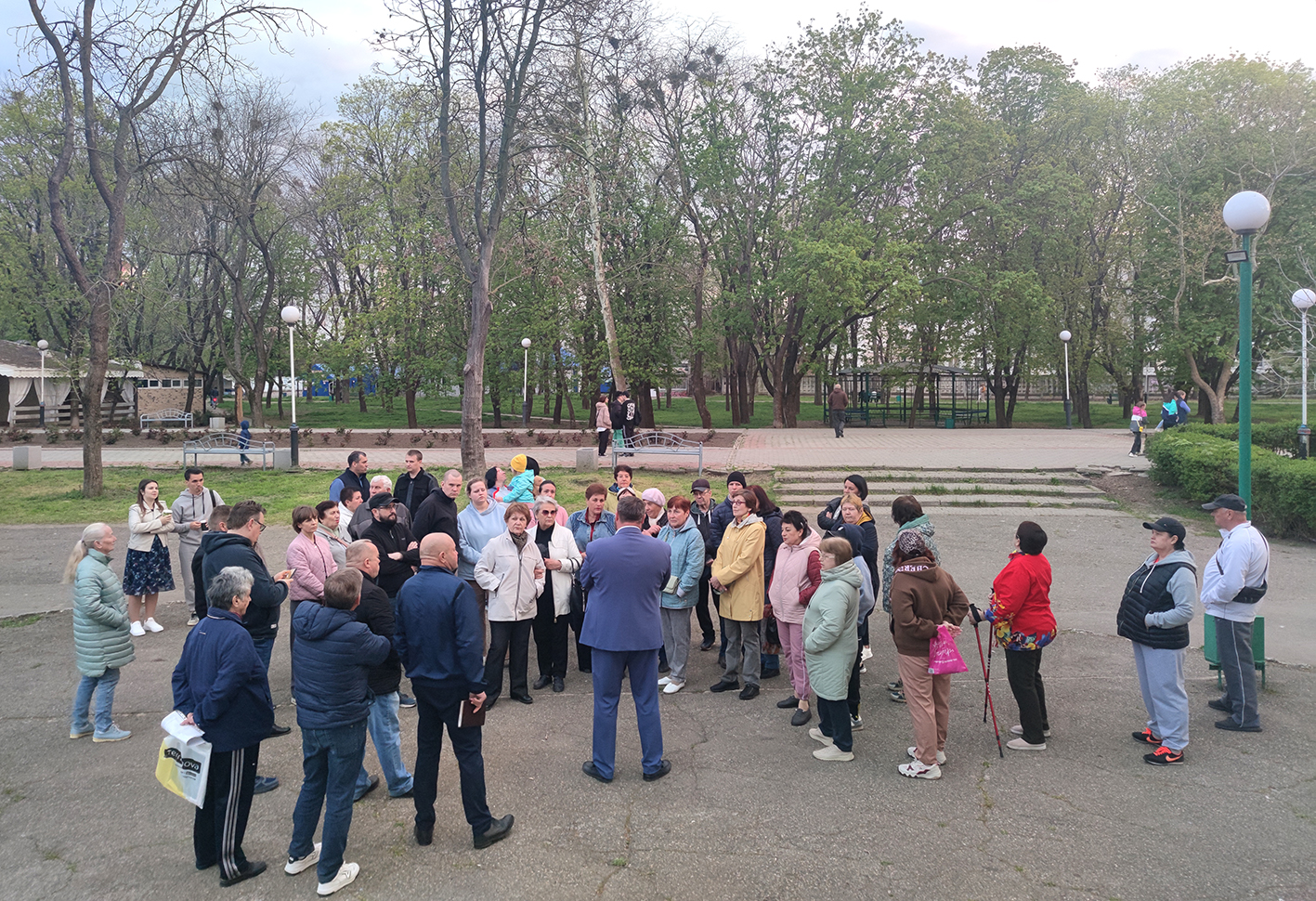 И.о главы города Денис Квитовский провел встречу с ейчанами в Парке Поддубного