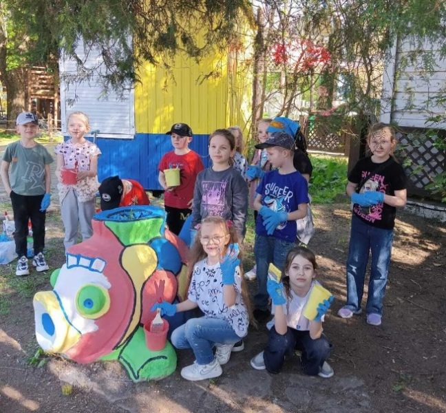 Первоклашки из Ейского лицея раскрасили фигурки в парке Поддубного