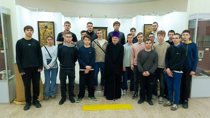 Студенты ЕПК познакомились с шедеврами православного искусства в художественном музее