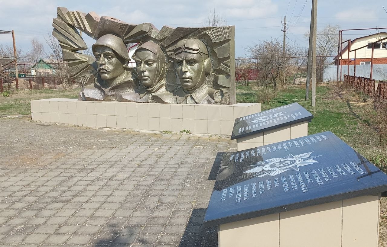 В поселке Ясенская Переправа завершены работы по обновлению мемориала землякам, погибшим в годы Великой Отечественной войны