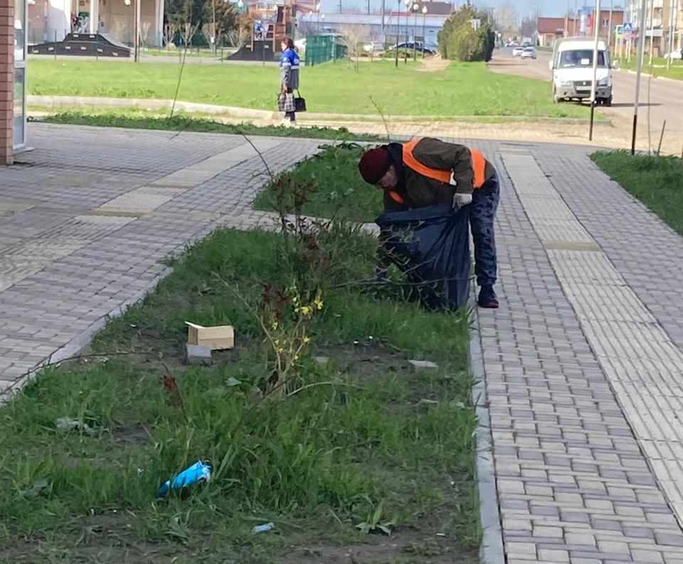 В Ейске продолжаются работы по благоустройству городских территорий, включая уборку площадей, парков и скверов