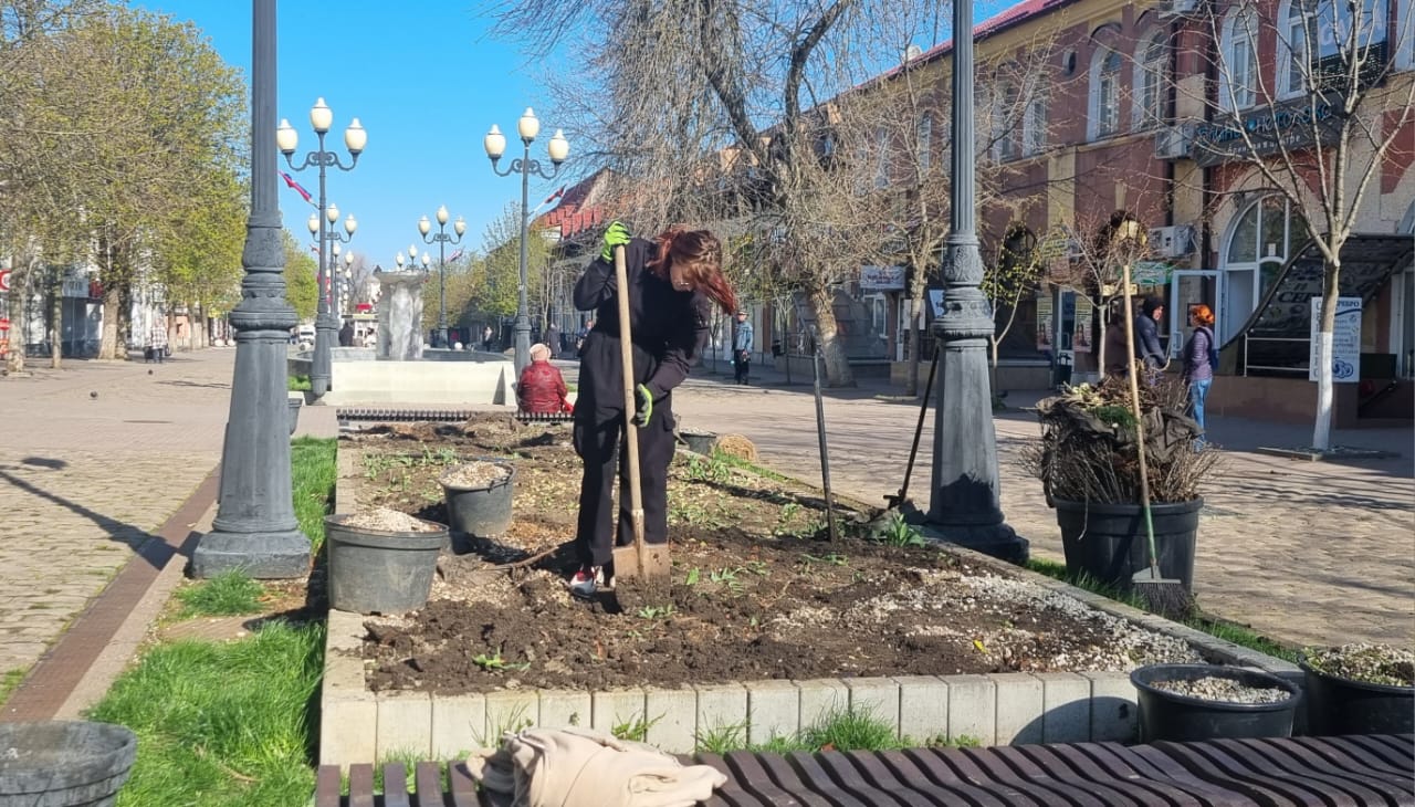 В Ейске началась активная подготовка к благоустройству клумб