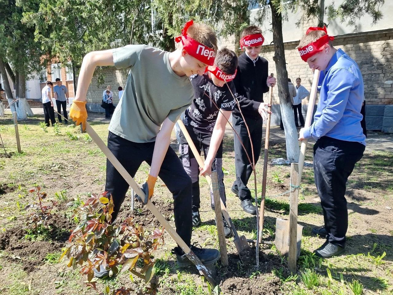 Школьники Ейского района приводят в порядок город