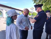 Полицейские и общественники Ейского района с волонтерами "Движение Первых" присоединились к Всероссийской акции «Георгиевская лента»