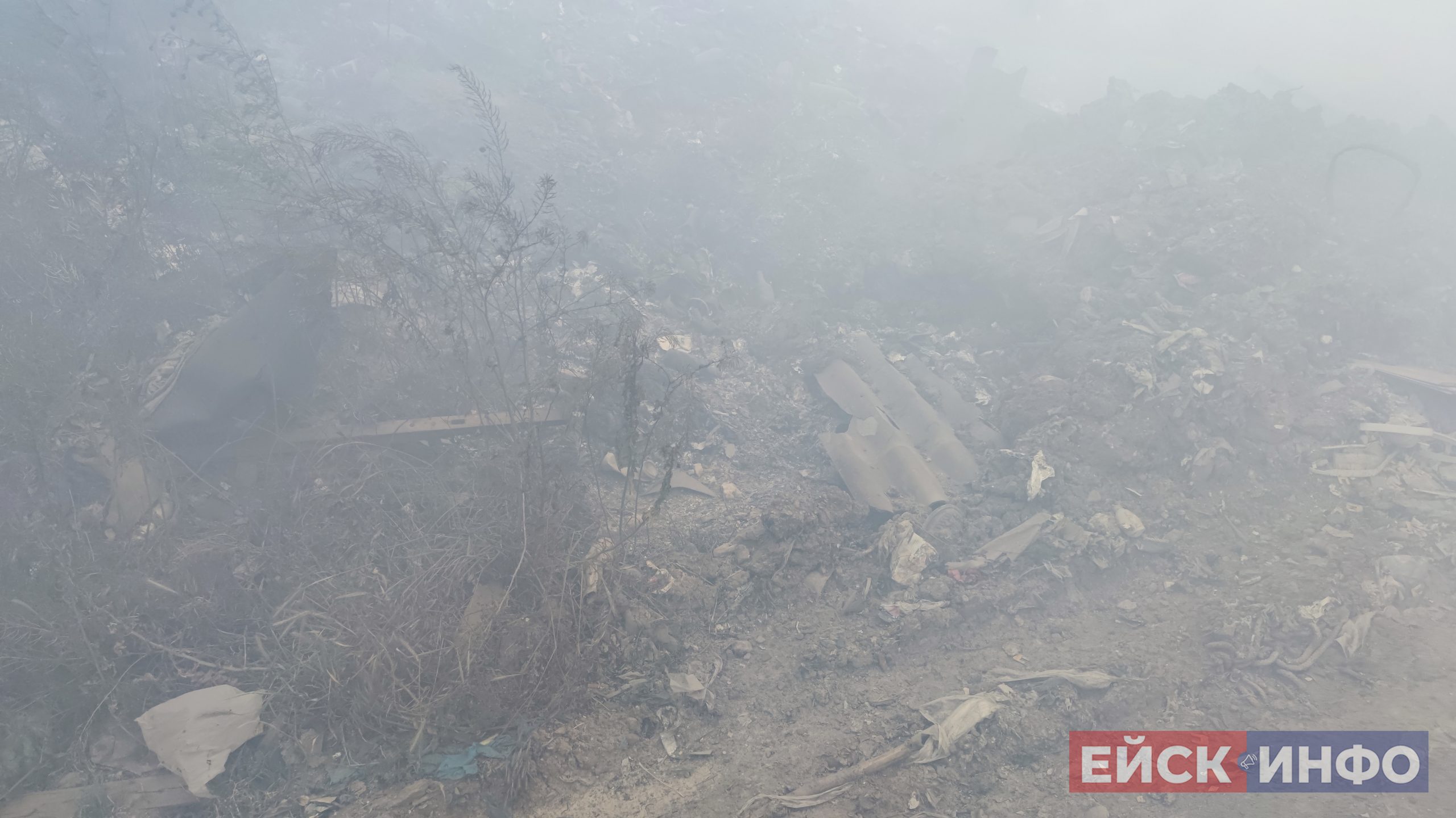 По данным МЧС, площадь тления на мусорном полигоне сократилась вдвое
