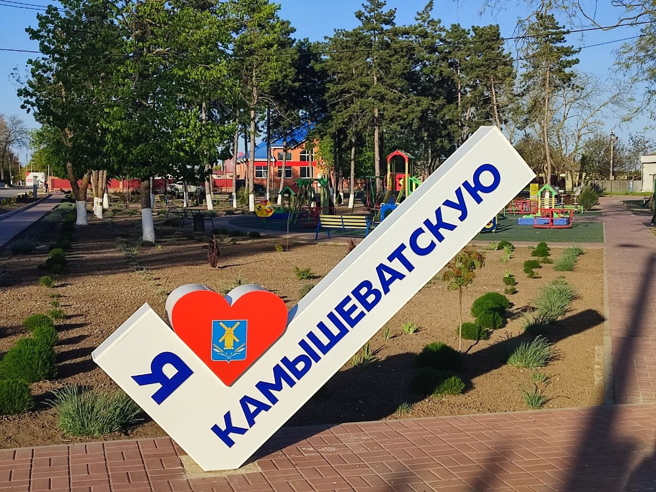 В станице Камышеватской повредили новую стелу в первый же день