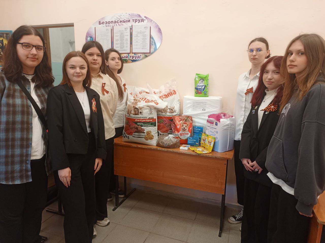  Студенты Ейского полипрофильного колледжа помогли приюту для животных