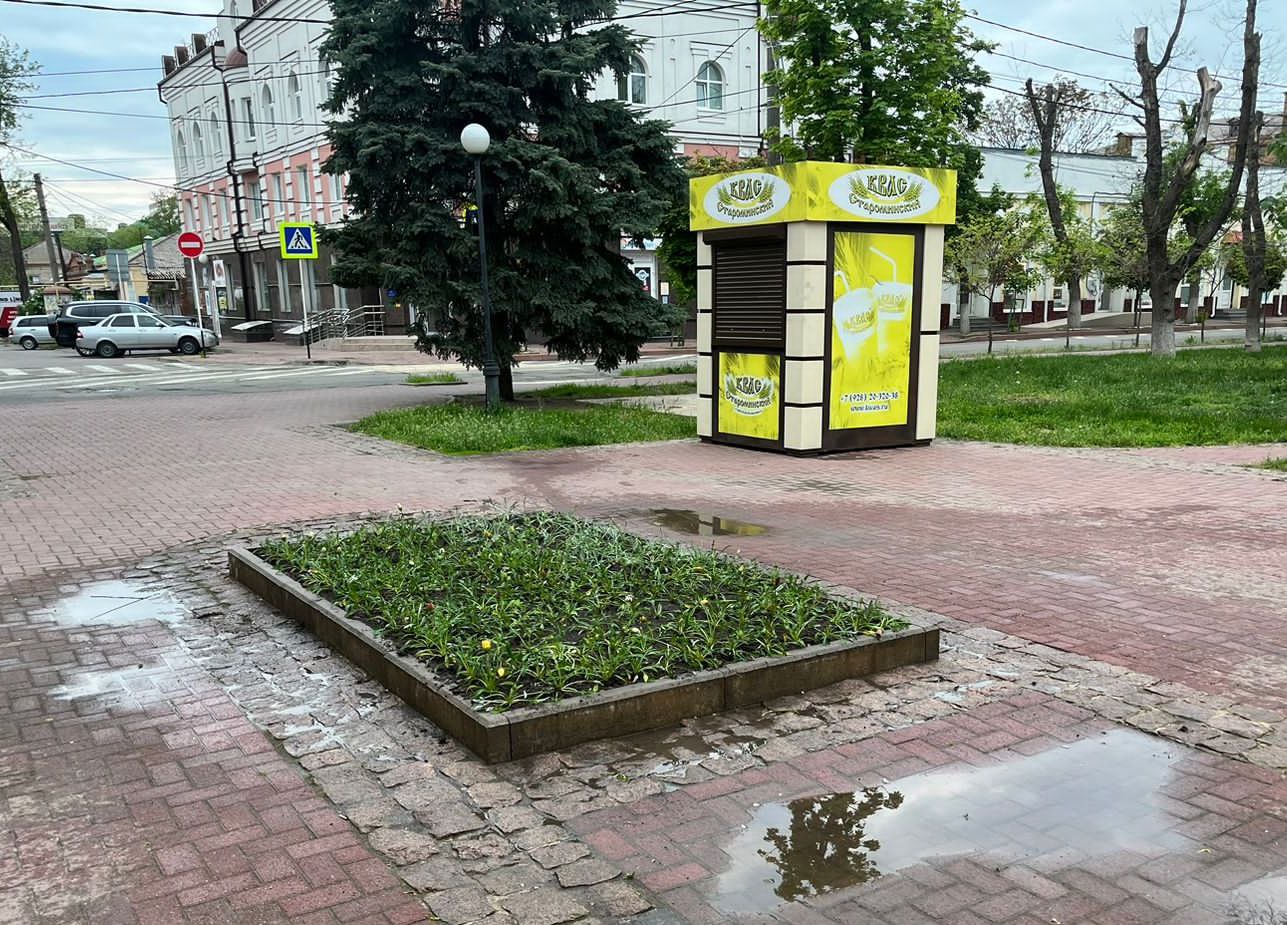 В Ейске продолжают благоустраивать клумбы