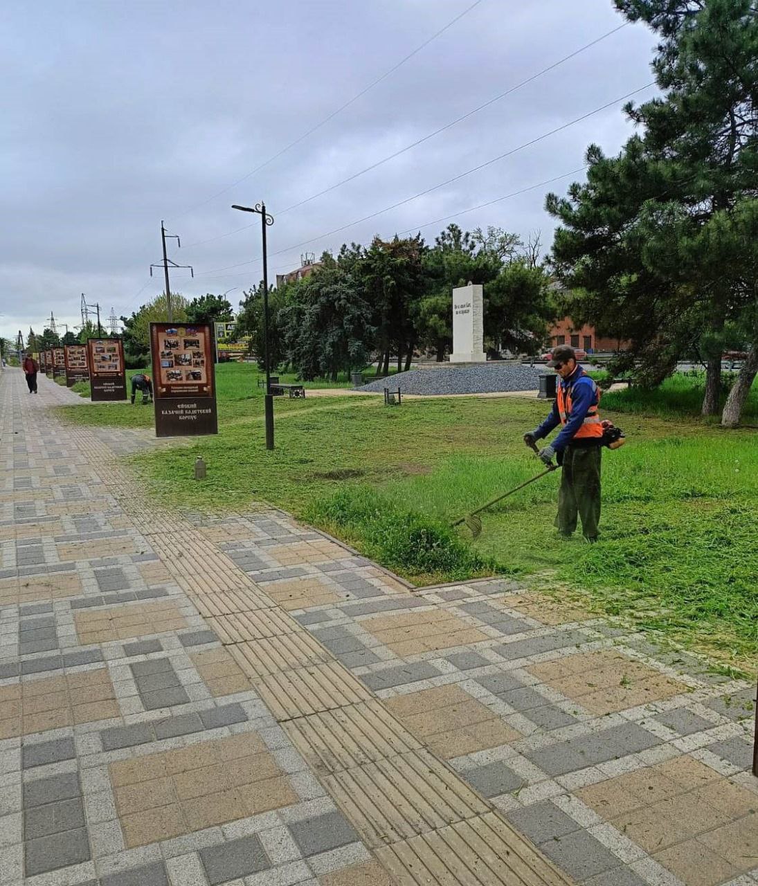 В Ейске продолжается плановый покос травы