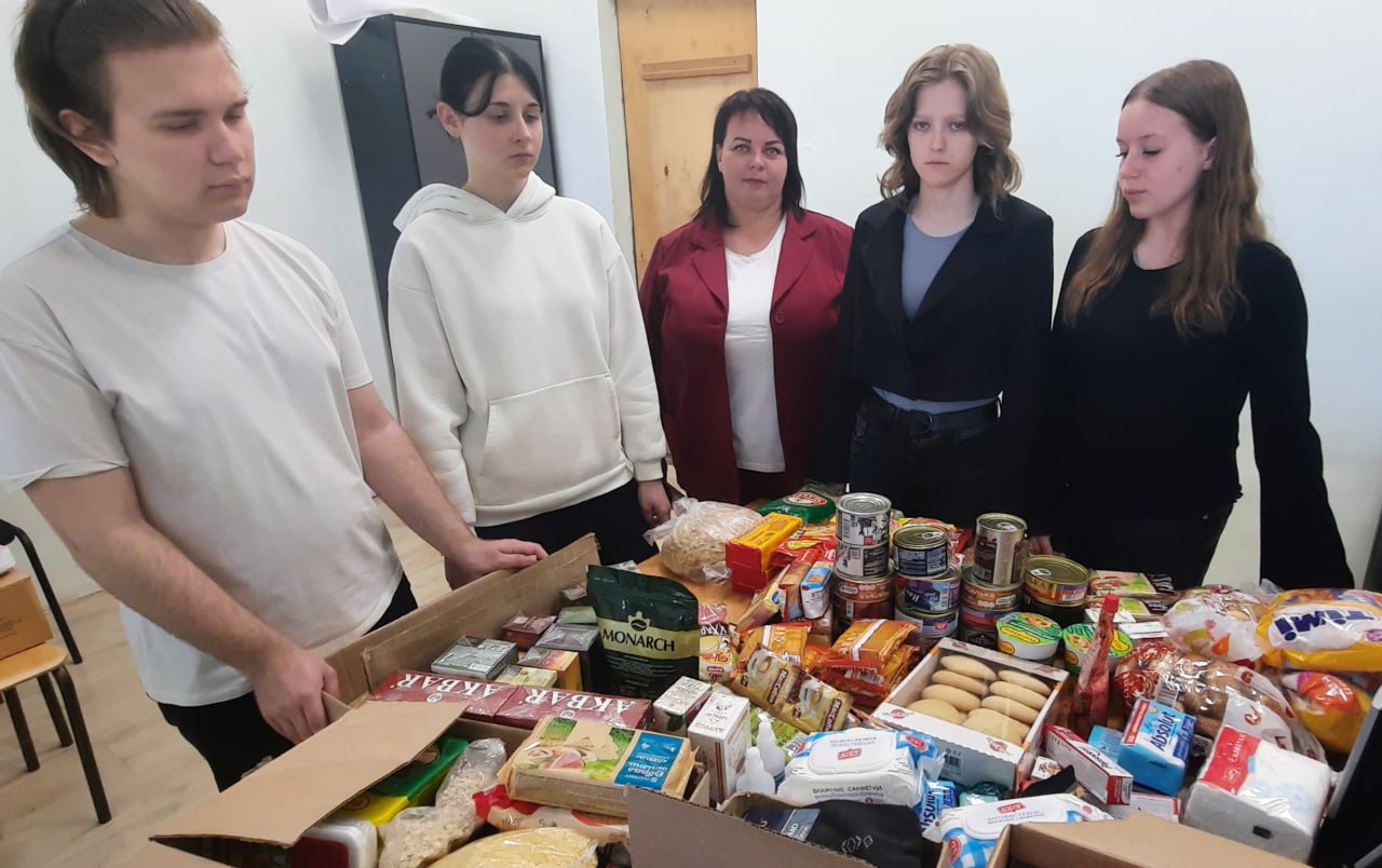 Студенты Ейского полипрофильного колледжа собрали гуманитарную помощь для участников СВО