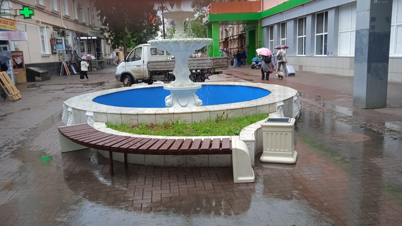 В Ейске благоустраивают территорию у фонтанов на улице Свердлова 