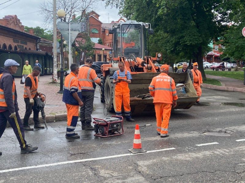 В Ейске проводится ямочный ремонт дорожного покрытия
