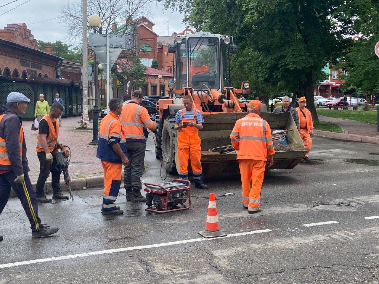 В Ейске проводится ямочный ремонт дорожного покрытия