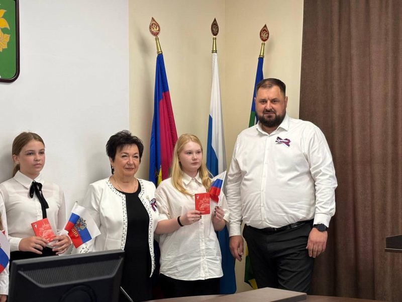 В День России юным ейчанам были торжественно вручены паспорта