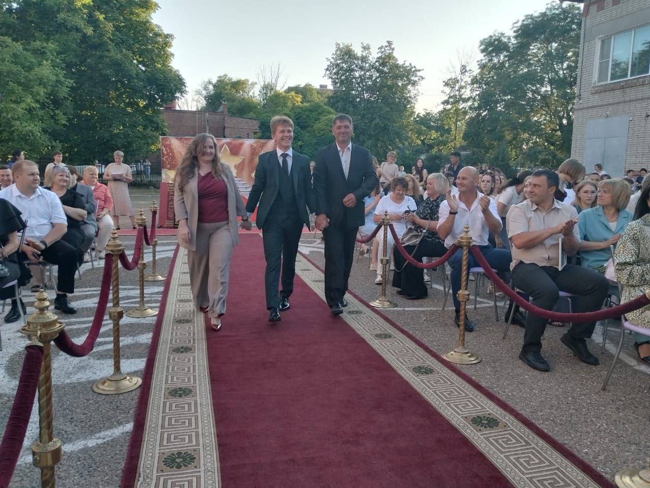 Лучшие выпускники Ейского района получили заслуженные награды