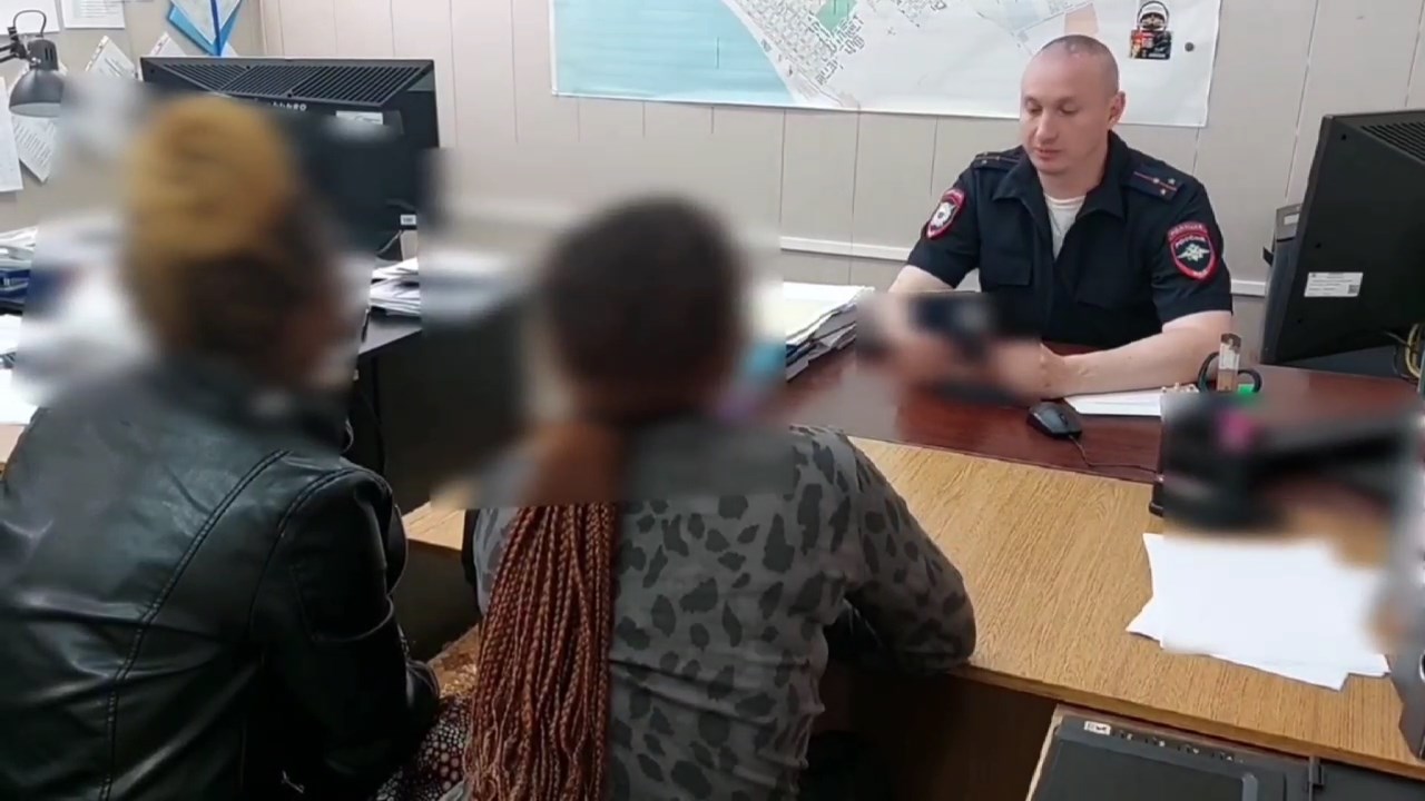 В Ейске поймали нелегальных мастеров по плетению косичек 