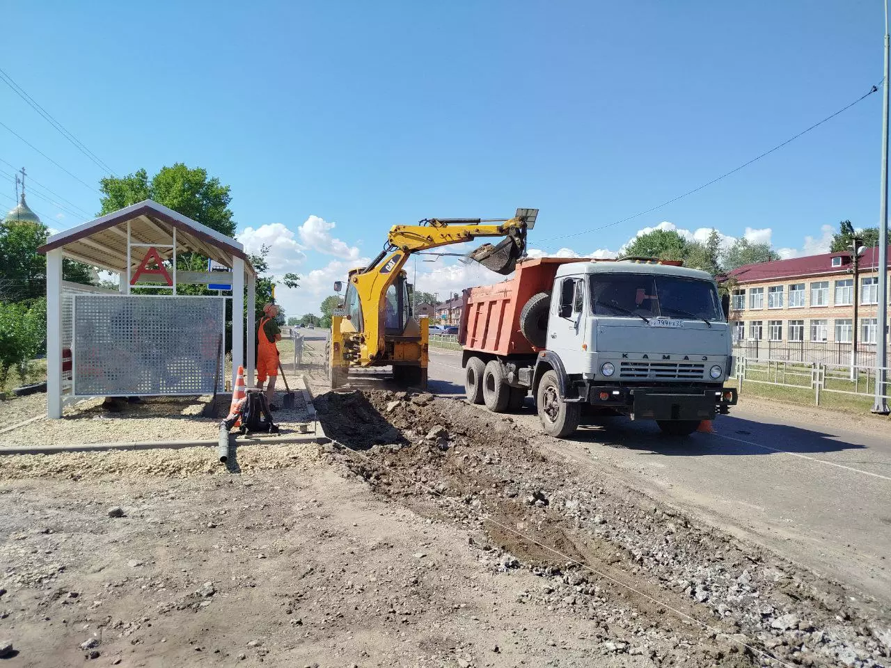 В Александровке обновляют автобусную остановку
