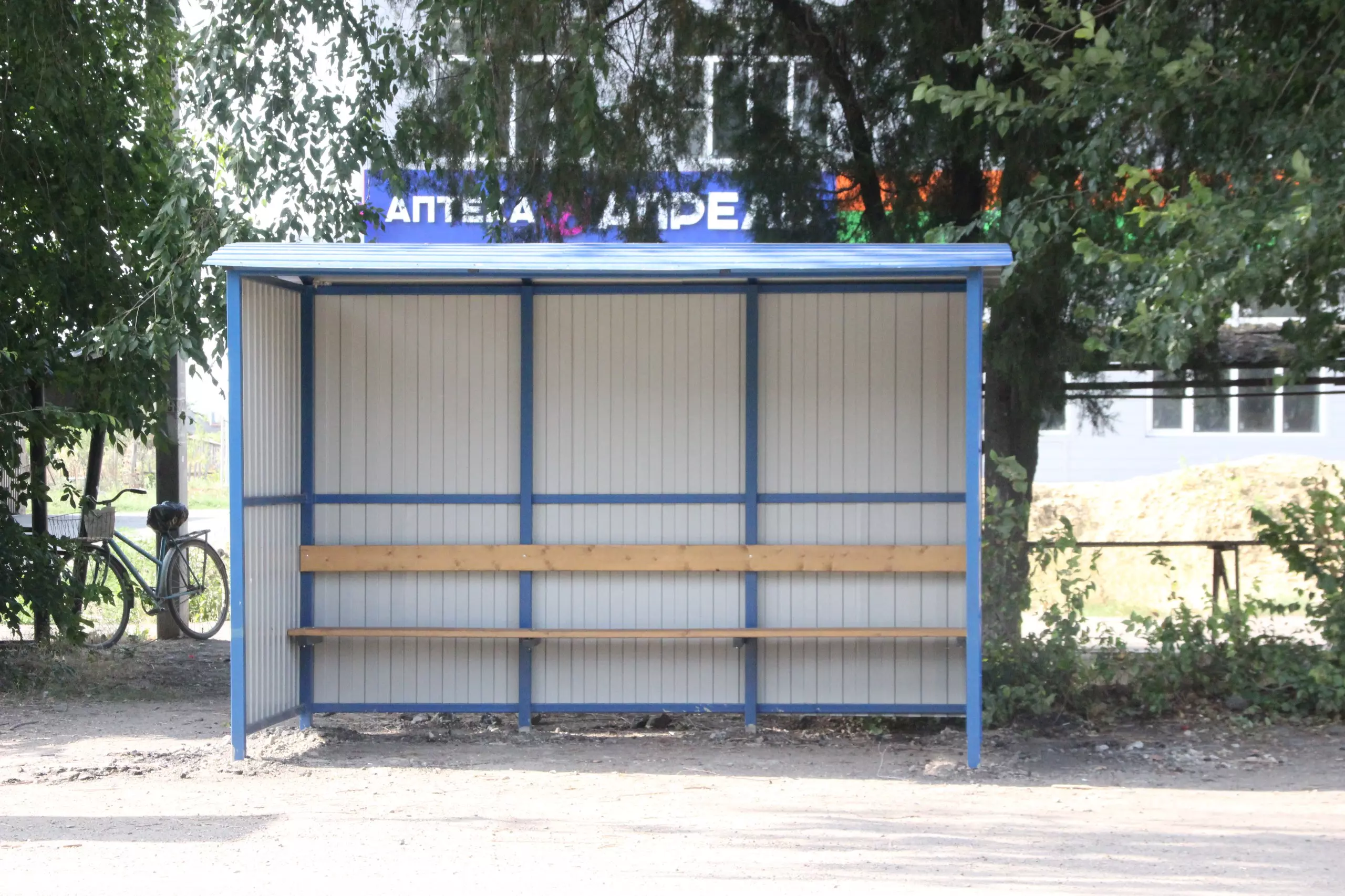 В поселке Октябрьском завершили установку новых остановочных павильонов   