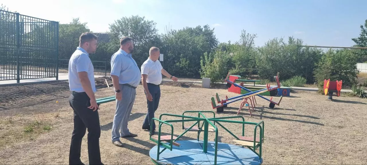 В посёлке Ближнеейском строят современную спортивную площадку   